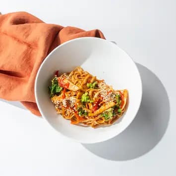 Удон с цыплёнком, овощами и соусом удон